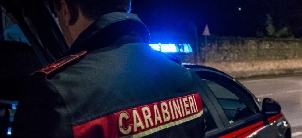 Neopatentato ubriaco alla guida, sbanda e centra l'auto dei carabinieri